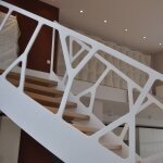 белая комбинированная лестница из металла и дерева